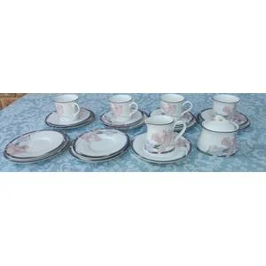 A 19-PIECE VINTAGETEA SETNEW DECADE BY NORITAKE MICROWAVE AND OVEN SAFE