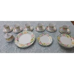 A 20 PIECE OOA CHINA SET LUNNS FINE CHINA TEA CUPS AND SAUCER
