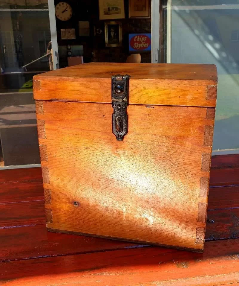 ANTIQUE OREGON POLISHING BOX