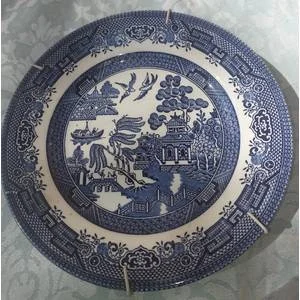 Blue Willow Plate Made inENGLAND Oriental Design Bridge, Pagoda, Willow Tree