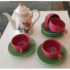 Coffee Pot with 4x cups and 5x saucers